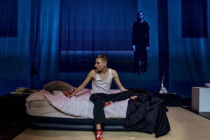 Actor on stage and 3D representation of the assistant on screen